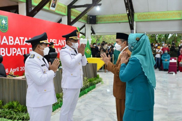 Zukri-Nasarudin dilantik menjadi bupati dan wakil bupati Pelalawan oleh gubernur Riau Syamsuar