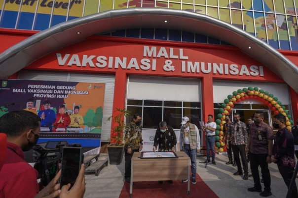 Gubri Syamsuar Resmikan Mall Vaksinasi dan Imunisasi di Pekanbaru.