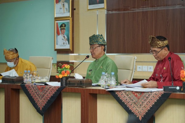 Bupati HM Wardan pimpin rapat  laporan fisik dan keuangan APBD