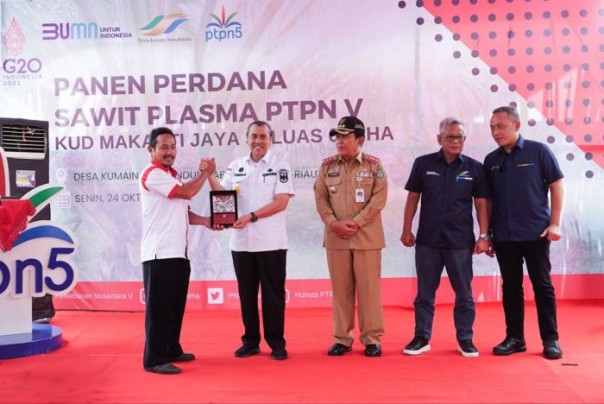 Pemberian Anugerah pada Gubri Syamsuar sebagai Bapak Petani Plasma Riau 